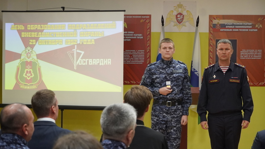 В Нарьян-Маре сотрудников вневедомственной охраны Росгвардии наградили за отличие в службе