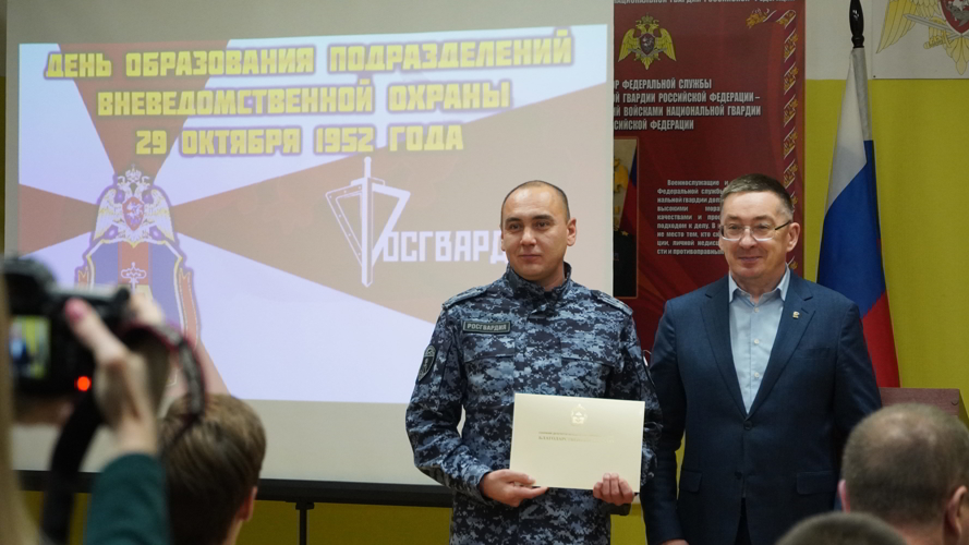В Нарьян-Маре сотрудников вневедомственной охраны Росгвардии наградили за отличие в службе
