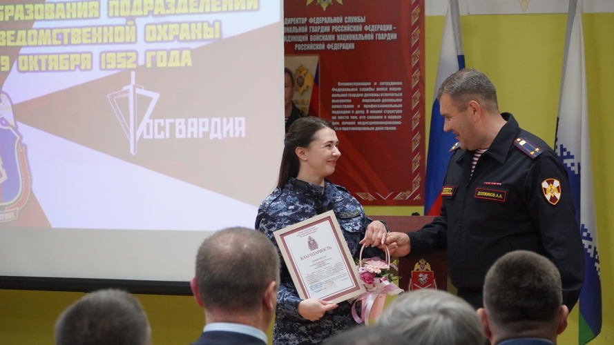 В Нарьян-Маре сотрудников вневедомственной охраны Росгвардии наградили за отличие в службе