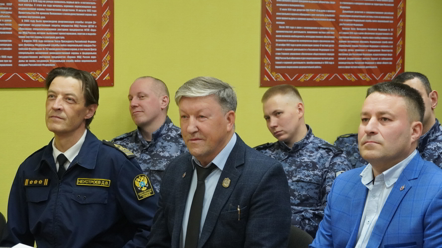 В Нарьян-Маре сотрудников вневедомственной охраны Росгвардии наградили за отличие в службе