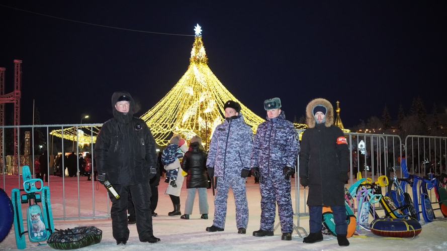 Росгвардия и полиция обеспечили безопасность более 1000 участников открытия Главной новогодней ёлки в Нарьян-Маре