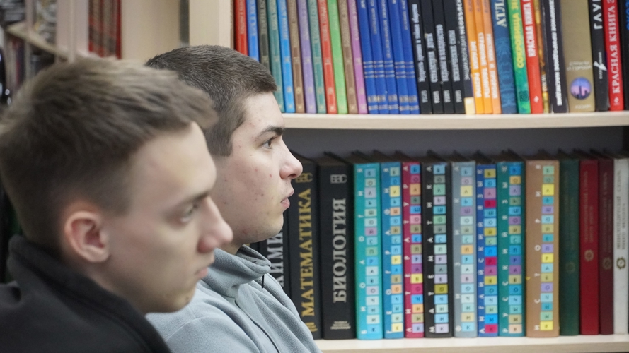 Посетителям Ненецкой центральной библиотеки рассказали о героях Росгвардии