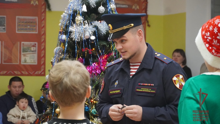 Дед Мороз специального назначения Росгвардии подарил новогоднюю сказку школьникам НАО