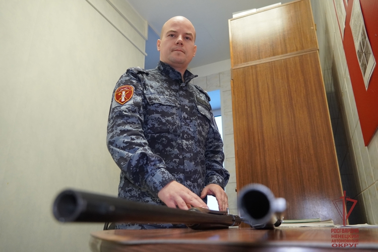 Первый в 2026 году житель Ненецкого автономного округа передал в Росгвардию ружьё для нужд СВО