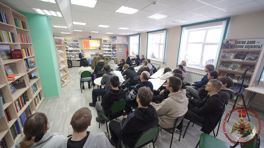 «Афганистан – живая память»: В Нарьян-Маре росгвардейцы и библиотекари провели занятия для студентов