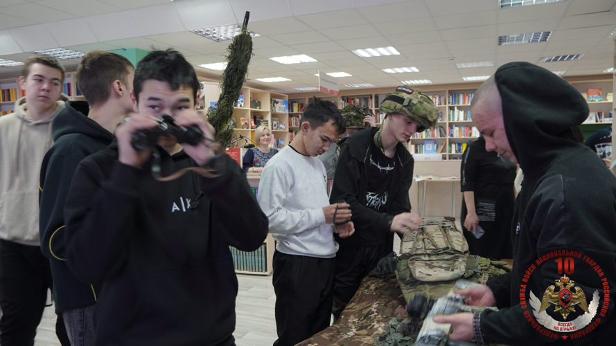 «Афганистан – живая память»: В Нарьян-Маре росгвардейцы и библиотекари провели занятия для студентов