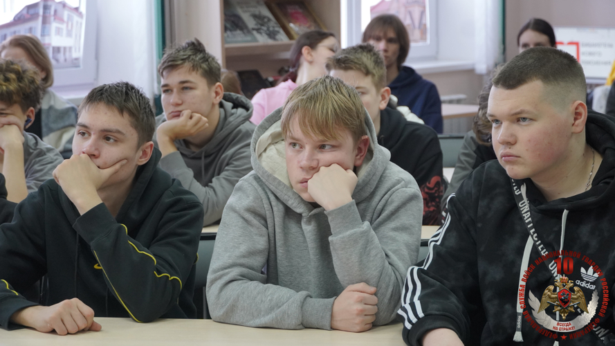 «Афганистан – живая память»: В Нарьян-Маре росгвардейцы и библиотекари провели занятия для студентов