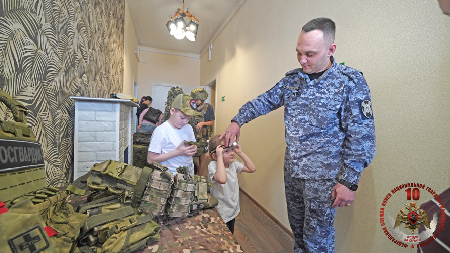 Росгвардейцы, представители ФСТИ НАО и ветераны СВО провели патриотический праздник для школьников и студентов