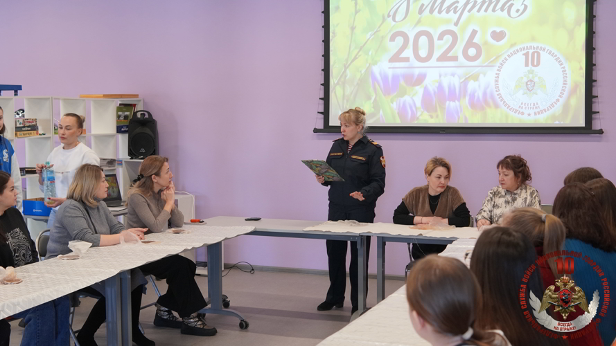 В Нарьян-Маре провели праздничный мастер-класс для девушек-волонтёров в честь 8 марта и юбилея Росгвардии