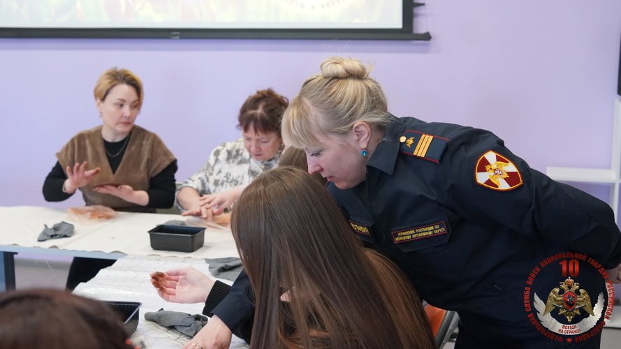 В Нарьян-Маре провели праздничный мастер-класс для девушек-волонтёров в честь 8 марта и юбилея Росгвардии
