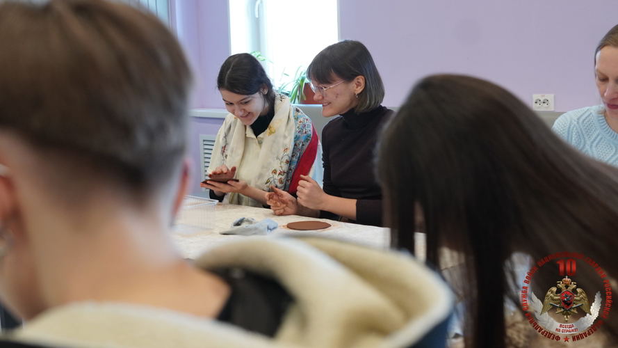 В Нарьян-Маре провели праздничный мастер-класс для девушек-волонтёров в честь 8 марта и юбилея Росгвардии