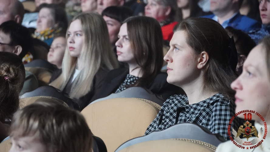 Ансамбль из Санкт-Петербурга подарил тысяче жителей НАО концерты в честь юбилея Росгвардии