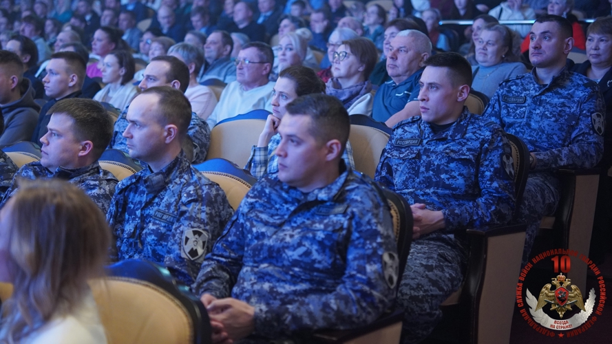 Ансамбль из Санкт-Петербурга подарил тысяче жителей НАО концерты в честь юбилея Росгвардии