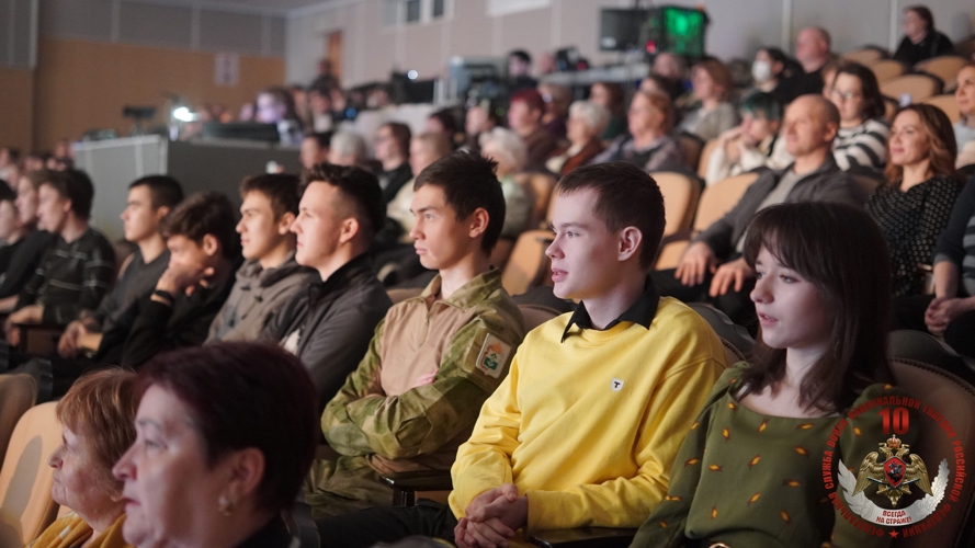 Ансамбль из Санкт-Петербурга подарил тысяче жителей НАО концерты в честь юбилея Росгвардии