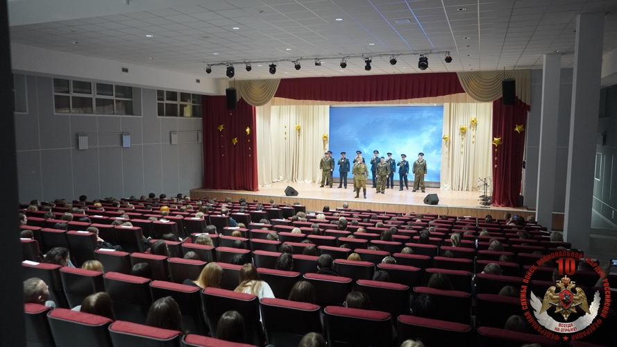 Ансамбль из Санкт-Петербурга подарил тысяче жителей НАО концерты в честь юбилея Росгвардии
