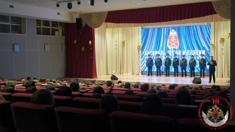 Ансамбль из Санкт-Петербурга подарил тысяче жителей НАО концерты в честь юбилея Росгвардии
