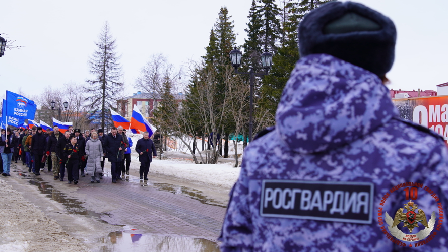 В Нарьян-Маре Росгвардия и полиция обеспечили безопасность более 300 участников шествия в поддержку бойцов СВО