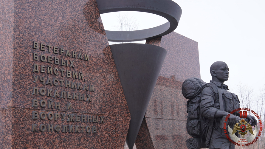 В Нарьян-Маре Росгвардия и полиция обеспечили безопасность более 300 участников шествия в поддержку бойцов СВО