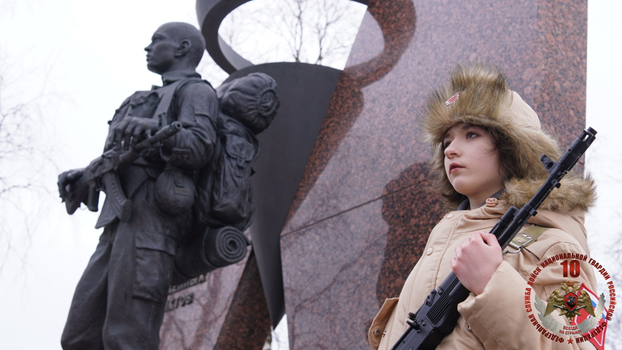 В Нарьян-Маре Росгвардия и полиция обеспечили безопасность более 300 участников шествия в поддержку бойцов СВО