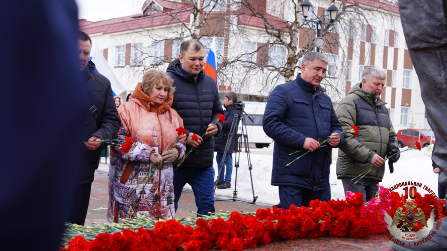 В Нарьян-Маре Росгвардия и полиция обеспечили безопасность более 300 участников шествия в поддержку бойцов СВО