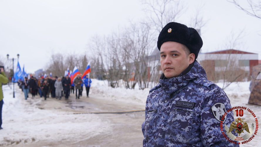 В Нарьян-Маре Росгвардия и полиция обеспечили безопасность более 300 участников шествия в поддержку бойцов СВО
