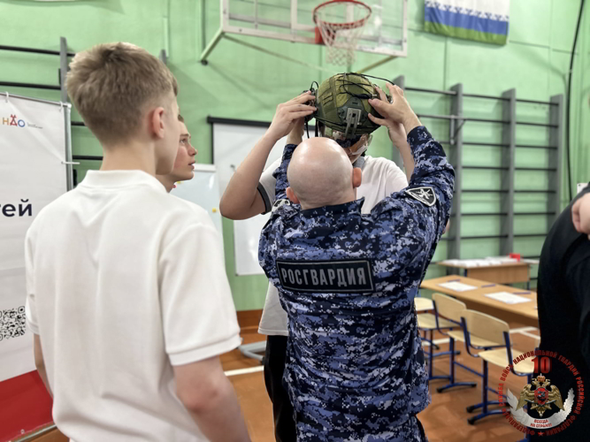 В Нарьян-Маре представители Росгвардии рассказали гостям Всероссийской ярмарки трудоустройства о службе и ведомственных вузах