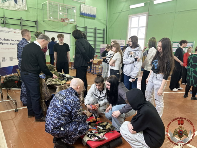 В Нарьян-Маре представители Росгвардии рассказали гостям Всероссийской ярмарки трудоустройства о службе и ведомственных вузах
