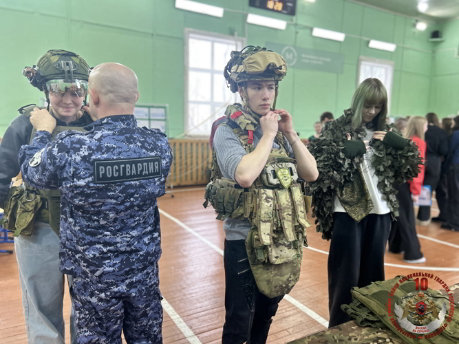 В Нарьян-Маре представители Росгвардии рассказали гостям Всероссийской ярмарки трудоустройства о службе и ведомственных вузах