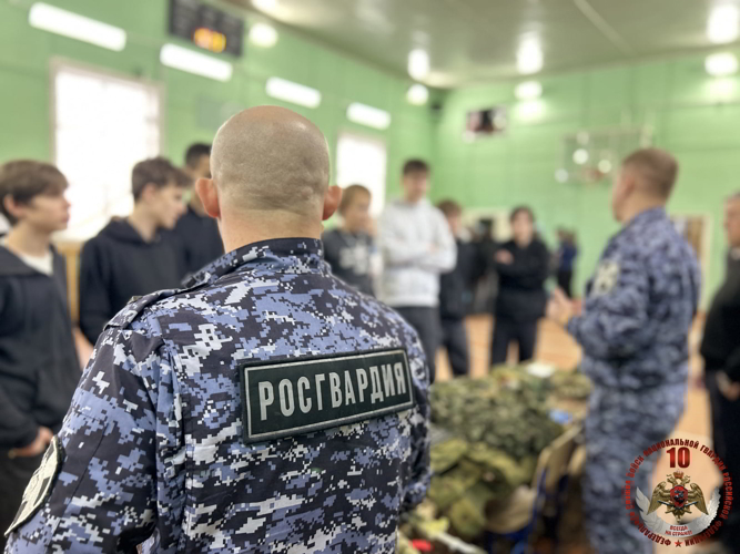 В Нарьян-Маре представители Росгвардии рассказали гостям Всероссийской ярмарки трудоустройства о службе и ведомственных вузах