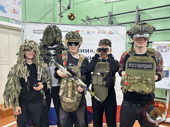 В Нарьян-Маре представители Росгвардии рассказали гостям Всероссийской ярмарки трудоустройства о службе и ведомственных вузах
