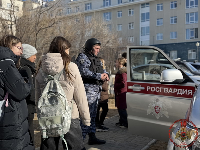 В Нарьян-Маре росгвардейцы провели для школьников профориентационный урок мужества, приуроченный к 80-летию Победы, 10-летию Росгвардии и 215-летию войск правопорядка