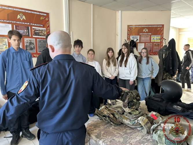 В Нарьян-Маре росгвардейцы провели для школьников профориентационный урок мужества, приуроченный к 80-летию Победы, 10-летию Росгвардии и 215-летию войск правопорядка