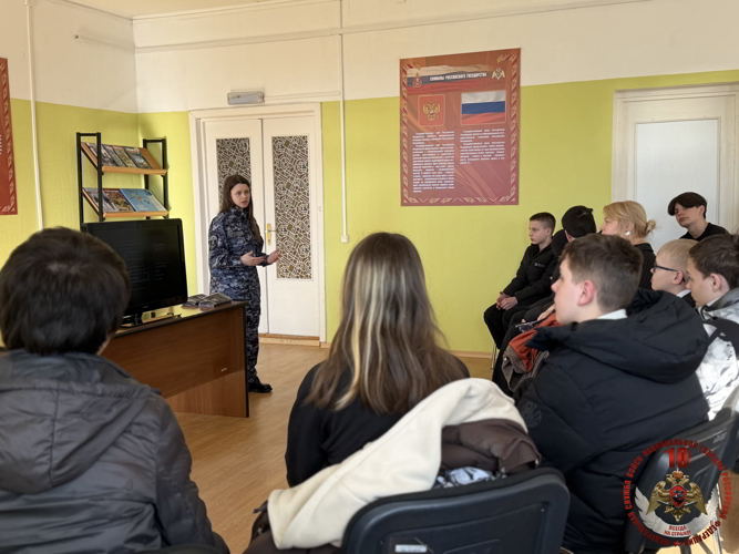 В Нарьян-Маре росгвардейцы провели для школьников профориентационный урок мужества, приуроченный к 80-летию Победы, 10-летию Росгвардии и 215-летию войск правопорядка