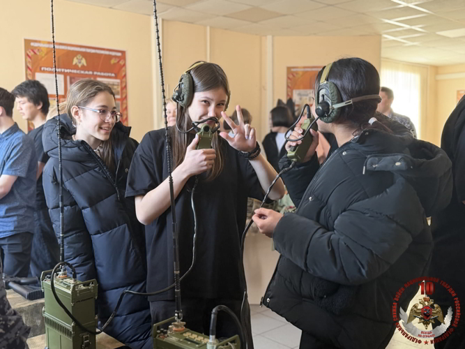 В Нарьян-Маре росгвардейцы провели для школьников профориентационный урок мужества, приуроченный к 80-летию Победы, 10-летию Росгвардии и 215-летию войск правопорядка