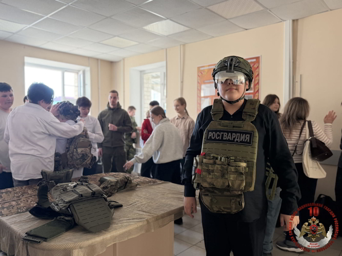 В Нарьян-Маре росгвардейцы провели для школьников профориентационный урок мужества, приуроченный к 80-летию Победы, 10-летию Росгвардии и 215-летию войск правопорядка