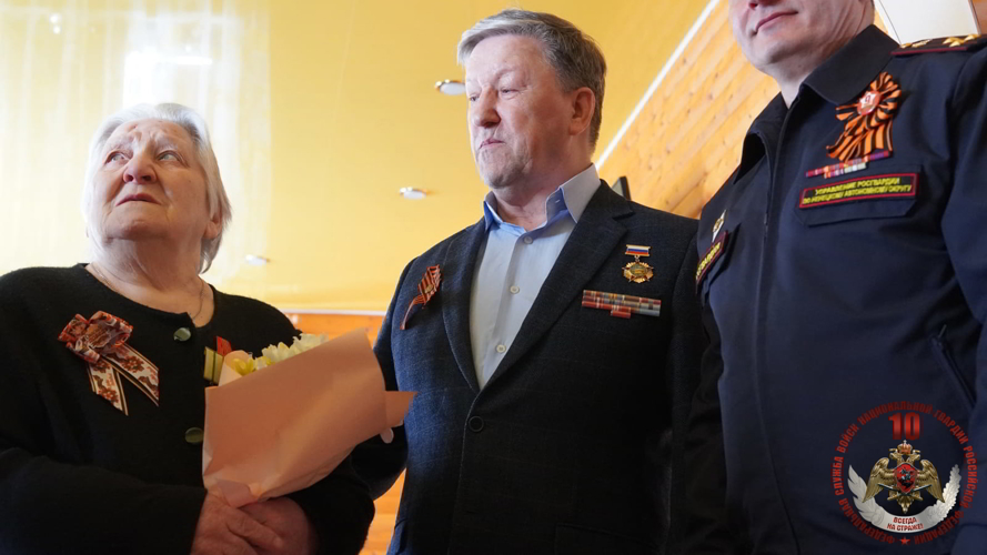 В Нарьян-Маре Росгвардейцы навестили тех, кто помнит войну сердцем