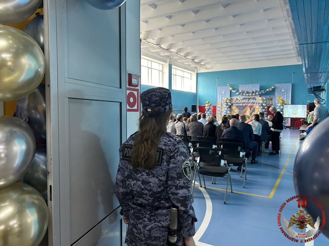 В Нарьян-Маре и поселке Искателей сотрудники Росгвардии совместно с полицией обеспечили порядок на празднике «Последний звонок»