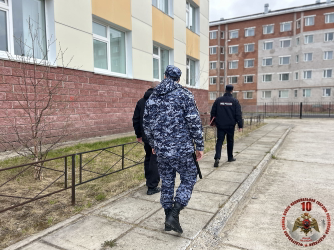 В Нарьян-Маре и поселке Искателей сотрудники Росгвардии совместно с полицией обеспечили порядок на празднике  «Последний звонок»