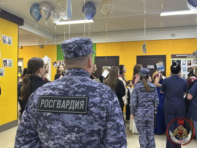 В Нарьян-Маре и поселке Искателей сотрудники Росгвардии совместно с полицией обеспечили порядок на празднике  «Последний звонок»