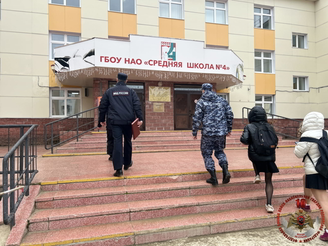 В Нарьян-Маре и поселке Искателей сотрудники Росгвардии совместно с полицией обеспечили порядок на празднике  «Последний звонок»
