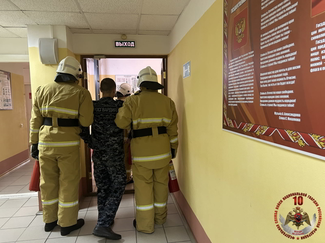 Росгвардия и МЧС НАО отработали эвакуацию и тушение пожара в условиях плотного задымления