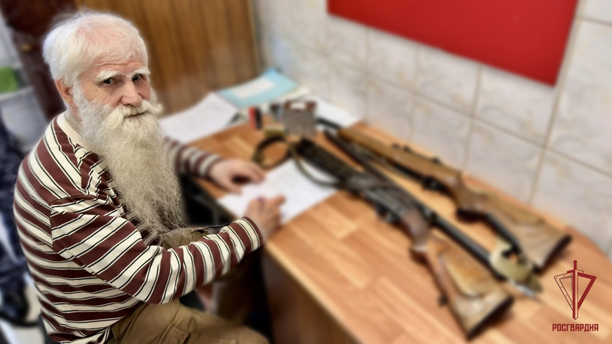 Пенсионер из Нарьян-Мара передал в Росгвардию весь свой арсенал для участников СВО