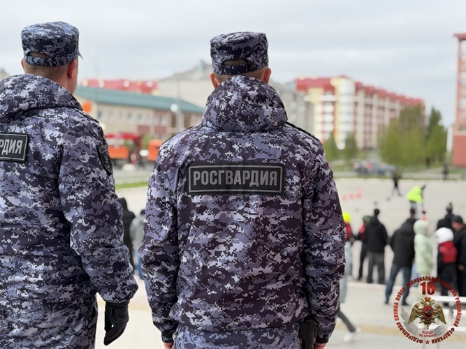 В Нарьян-Маре сотрудники Росгвардии, полиции и народные дружинники объединили усилия ради детского смеха и улыбок