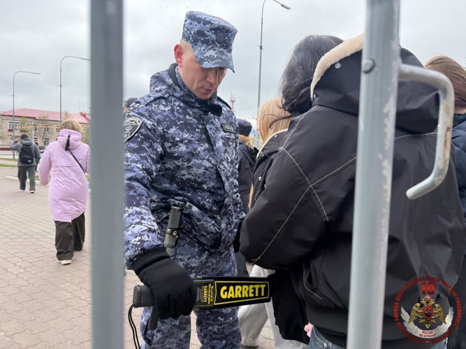 В Нарьян-Маре сотрудники Росгвардии, полиции и народные дружинники объединили усилия ради детского смеха и улыбок