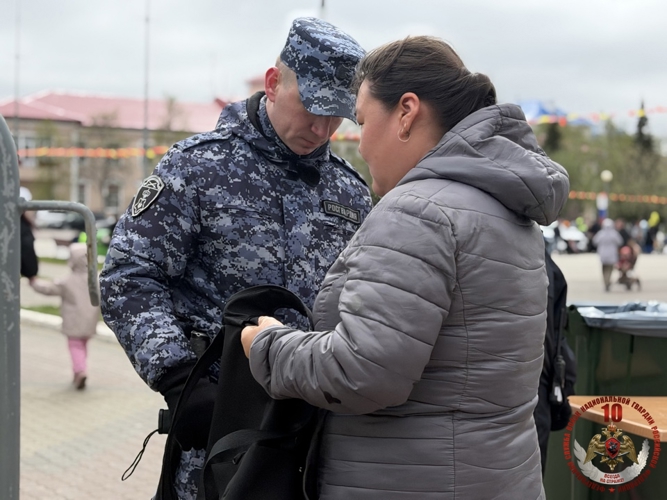 В Нарьян-Маре сотрудники Росгвардии, полиции и народные дружинники объединили усилия ради детского смеха и улыбок