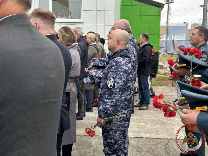 В Нарьян-Маре военнослужащие и сотрудники Росгвардии почтили память жертв бесланской трагедии