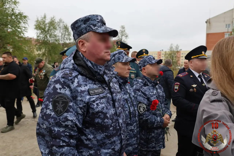 В Нарьян-Маре военнослужащие и сотрудники Росгвардии почтили память жертв бесланской трагедии
