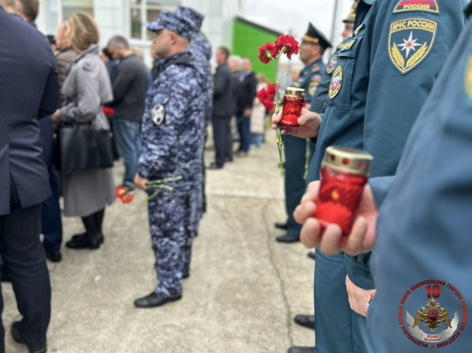В Нарьян-Маре военнослужащие и сотрудники Росгвардии почтили память жертв бесланской трагедии