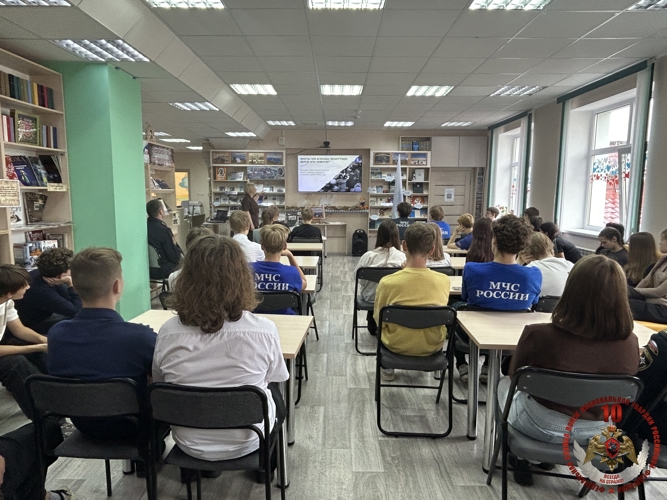 «Ленинград. Блокада. Память»: Росгвардейцы провели урок мужества для школьников в библиотеке Нарьян-Мара
