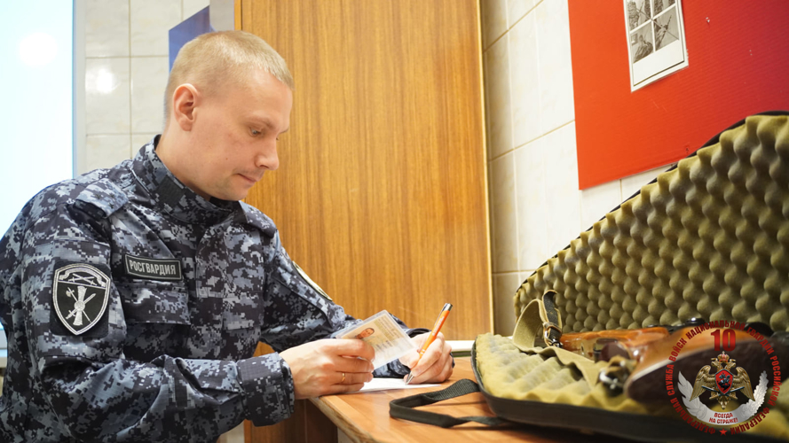 Управление Росгвардии по НАО напоминает владельцам оружия об ответственности за его хранение и сроках продления разрешений